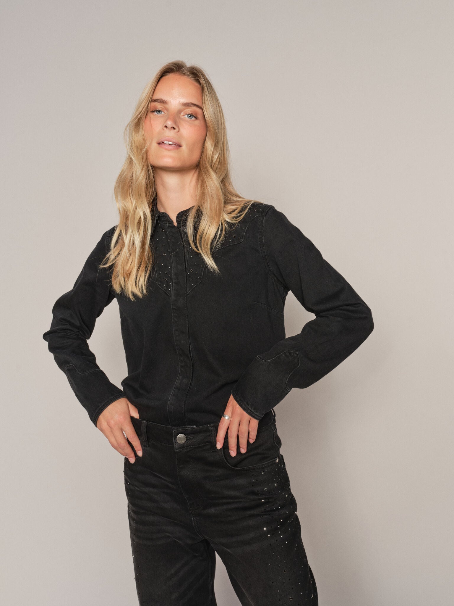 Modelshot / Black / Detail